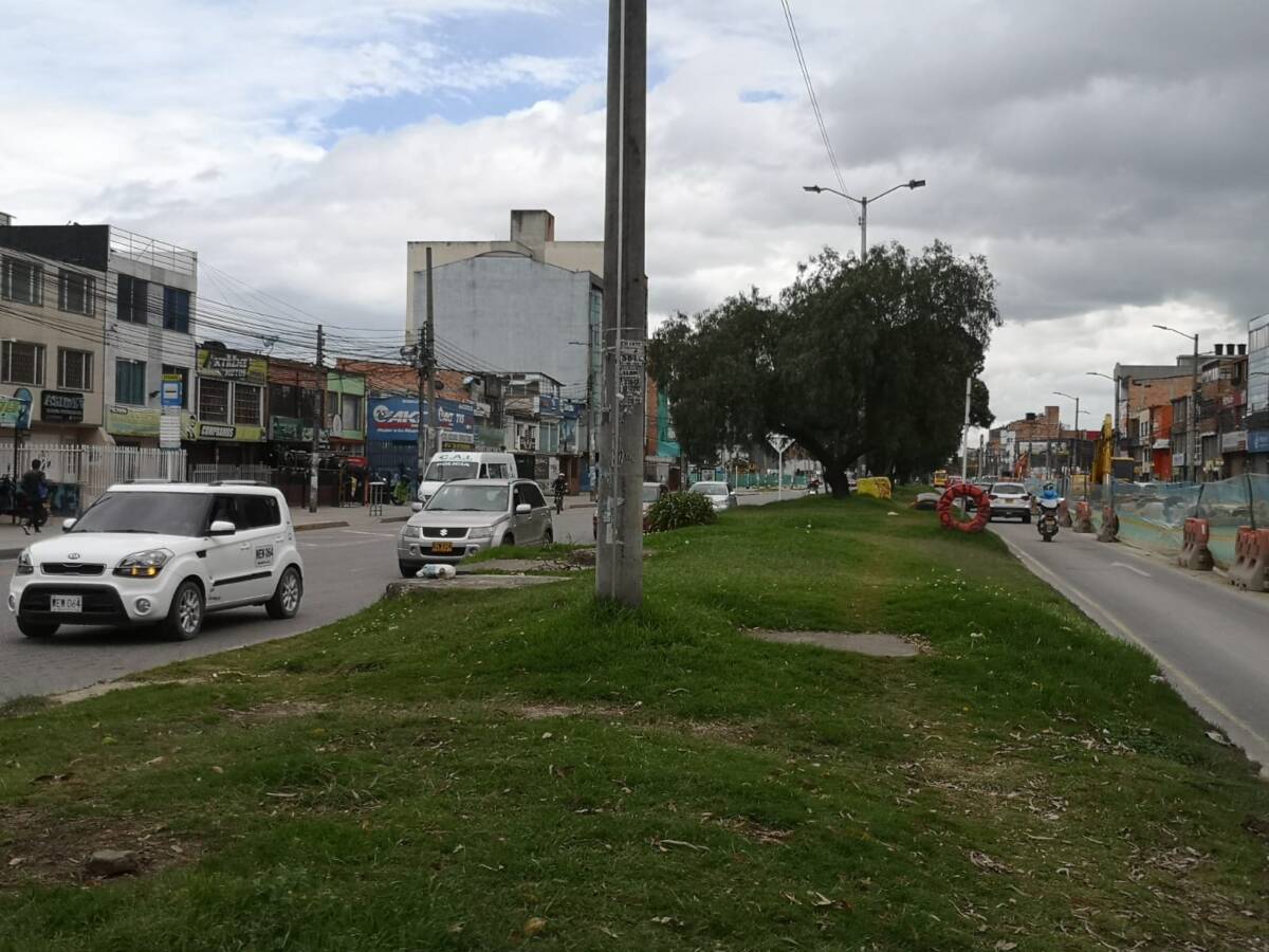 Cuerpo sin vida fue encontrado en separador de Kennedy 1 Cuerpo sin vida fue encontrado en separador de Kennedy Un grupo de trabajadores de una empresa de comunicaciones se movilizaban la madrugada de este sábado rumbo al centro de la ciudad a cumplir una diligencia de trabajo. Su rutina avanzaba sin problema hasta que, a mitad de camino, se encontraron con el cuerpo de un hombre que yacía sobre un separador de la Avenida Primero de Mayo a la altura de la localidad de Kennedy.