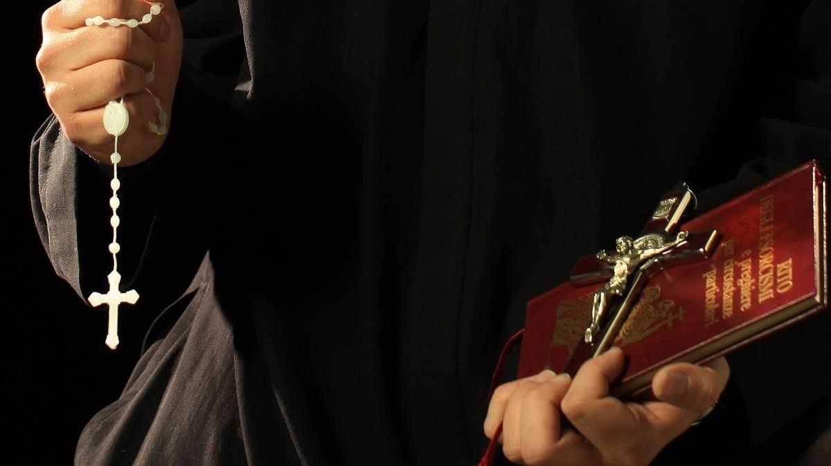 Curso online de exorcismo para sacerdotes 8 Curso online de exorcismo para sacerdotes Se conoce que solo un sacerdote con encargo del obispo puede dedicarse el ministerio de los exorcismos, en los que se tratan temas de brujería, sectas, fenómenos ligados con actividad demoníaca, entre otros.
