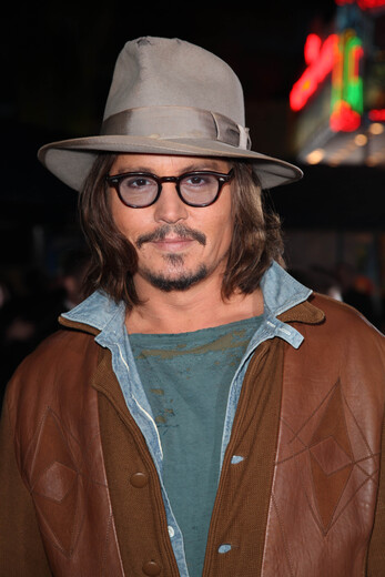 Johnny Depp estará en los pantalones de Luis XV, como el rey ¨bien amado¨ 1 Johnny Depp estará en los pantalones de Luis XV, como el rey ¨bien amado¨ Después del juicio mediático que ganó Jhonny Depp frente a su exesposa Amber Heard y de haber anunciado que no participará en ninguna secuela de Piratas del Caribe, interpretando al recordado Jack Sparrow, el actor estadounidense participará en la película ‘La Favourite’, que se proyectará en cines y por la plataforma Netflix.