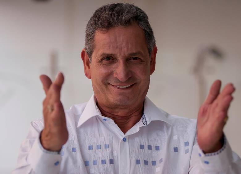 Comenzaron los líos en la familia de Darío Gómez por su herencia 9 Comenzaron los líos en la familia de Darío Gómez por su herencia La hija y manager de Darío Gómez respondió a los hermanos del artista, quienes la tildan de no haber atendido la salud de su padre a tiempo.