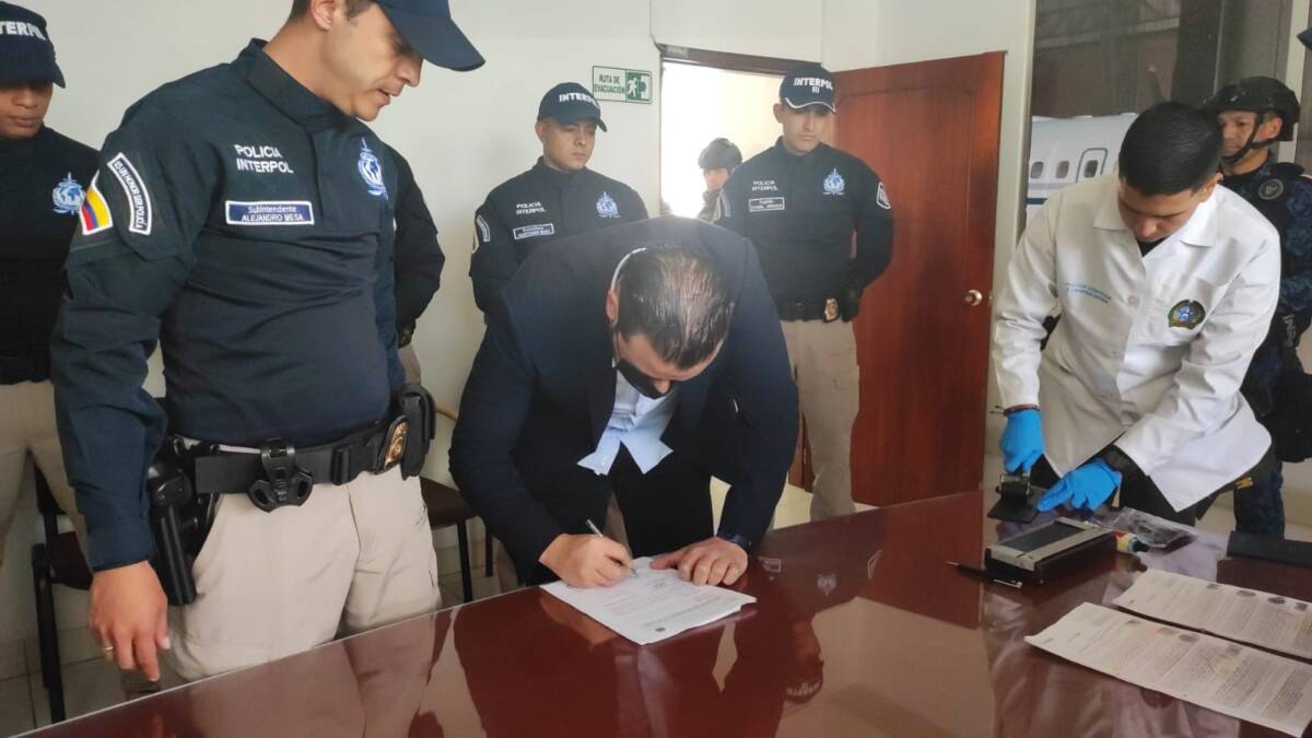 Alias ‘Falcón’ está siendo extraditado a Estados Unidos 1 Alias ‘Falcón’ está siendo extraditado a Estados Unidos Juan José Valencia Zuluaga, alias ‘Falcón’ o ‘Andrea’, presunto cabecilla del ala narcotraficante del ‘Clan del Golfo’ está siendo extraditado a Estados Unidos. Junto a él tres personas más también serán enviadas a ese país.