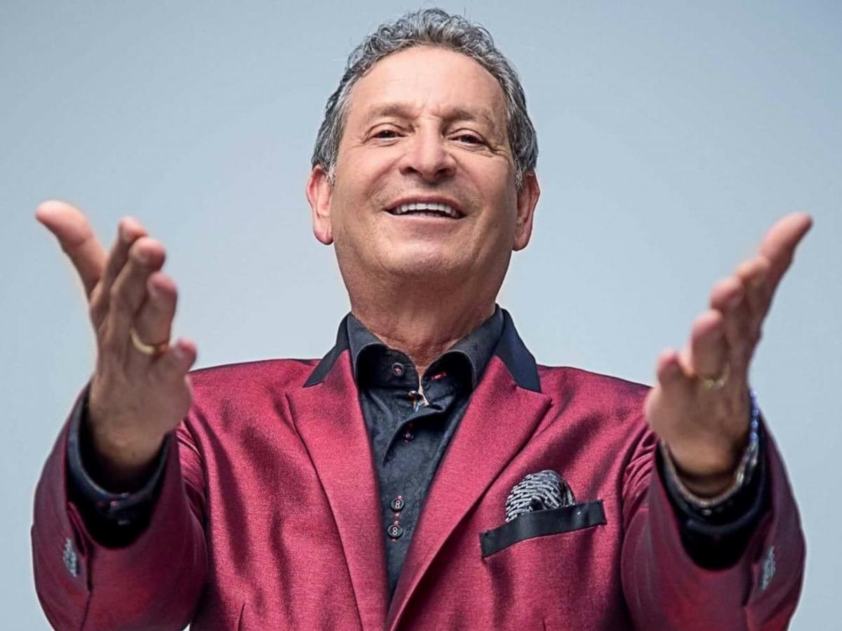 Luto en la música por la muerte de Darío Gómez Sobre las 7:31 de la noche de este martes falleció en Medellín Darío de Jesús Gómez Zapata, cantante y compositor colombiano que se hizo conocer como el ‘Rey del despecho’. El artista se encontraba hospitalizado en la Clínica de las América.
