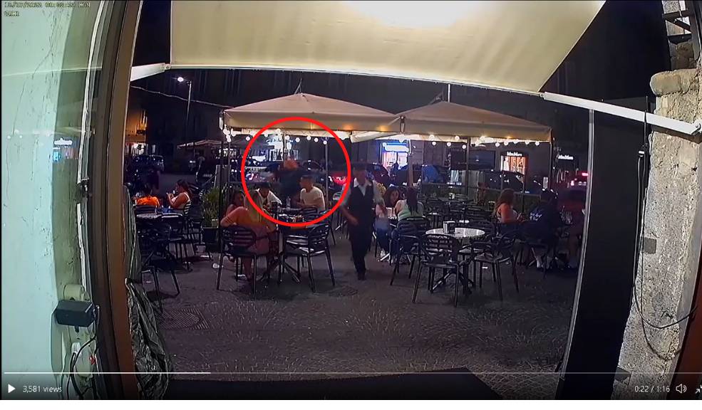 ¡Descarados! Ladrones regresan reloj a su dueño porque no era original 3 ¡Descarados! Ladrones regresan reloj a su dueño porque no era original El hecho que quedó registrado en video, se presentó en Nápoles, Italia. Cuando dos turistas departían en un establecimiento. Los criminales tras de robarle el reloj a uno de ellos, regresan luego de unos minutos y entregan el objeto robado, pues al revisarlo, se dieron cuenta que no era original.