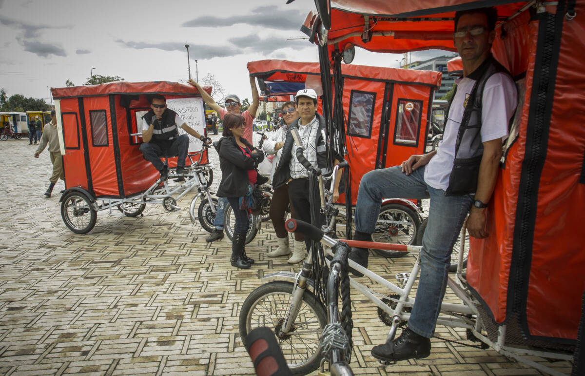 Dígale chao a los mototaxis y bicitaxis: alcaldesa ordenó sacarlos de circulación Para los operadores de mototaxis y bicitaxis en la capital, la orden de la alcaldesa de sacarlos de circulación les cayó como un balde de agua fría.