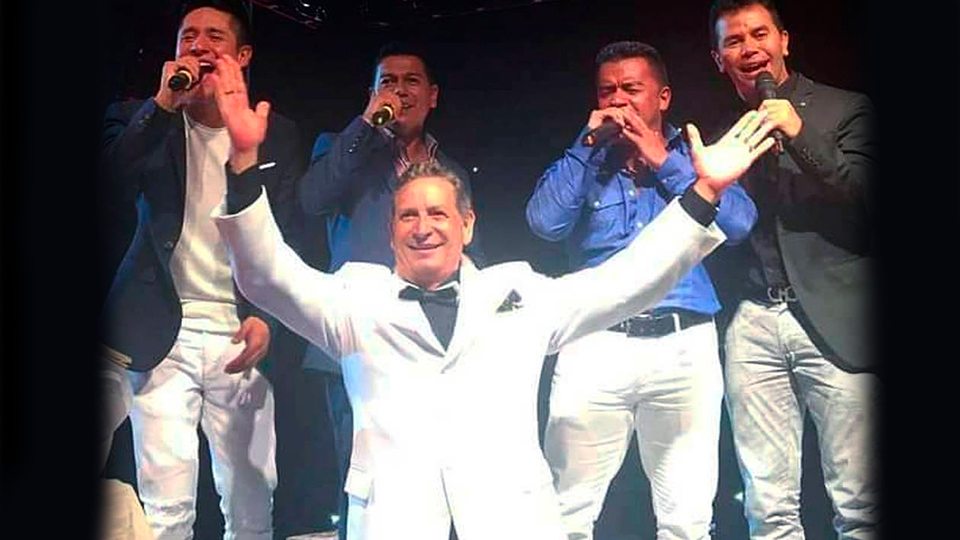 El último adiós de los famosos a Darío Gómez Tras conocerse el fallecimiento del Darío Gómez a sus 71 años, han sido varios los artistas y personas reconocidas de la opinión pública que han enviado un mensaje de apoyo tanto al artista antioqueño como a sus familiares.