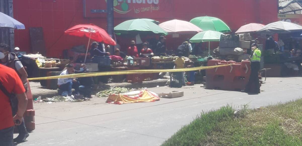 En Kennedy mujer murió mientras hacía mercado Lo último que María Marisol Loaiza, una mujer de 51 años de edad, le dijo a su antigua pareja sentimental en la mañana de ayer fue: “le voy a traer una gallina del Tolima para que le quite esa maluquera”, recordó el señor con lágrimas de estupefacción, viendo cómo estaba tendida Marisol sin vida al lado de las verduras que andaba comprando.