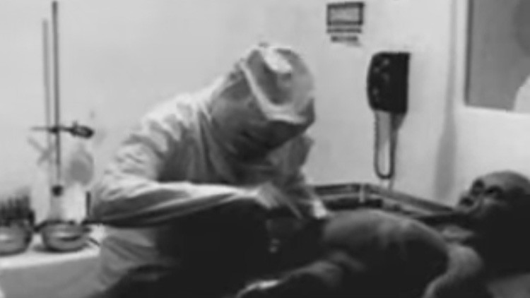 Enfermera confesó estar traumatizada tras hacerle la autopsia a un alienígena El empleado, Glenn Dennis, quien trabajó en la funeraria de Roswell, Nuevo México, después del accidente del OVNI de Roswell en 1947, no quiso revelar la identidad de la enfermera.