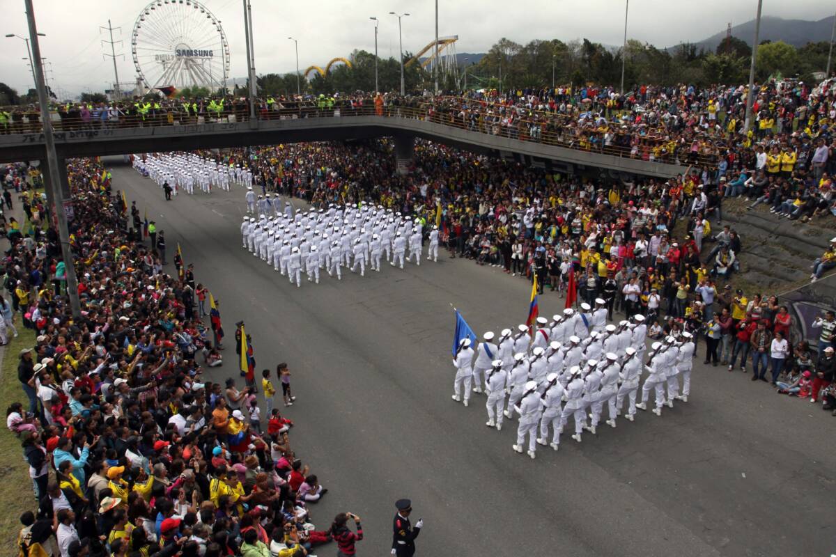 Estos son los cierres viales para el desfile del 20 de Julio El emblemático desfile militar del 20 de julio regresa a las calles capitalinas, después de su cancelación por cuenta de la pandemia. En esta oportunidad no se realizará sobre la avenida 68 por cuenta de las obras que actualmente se están ejecutando, sino por un tramo de la avenida Boyacá. Por eso si tiene pensado asistir con su familia o vive cerca al epicentro del evento, préstele mucha atención a este artículo para que salga bien informado de casa.