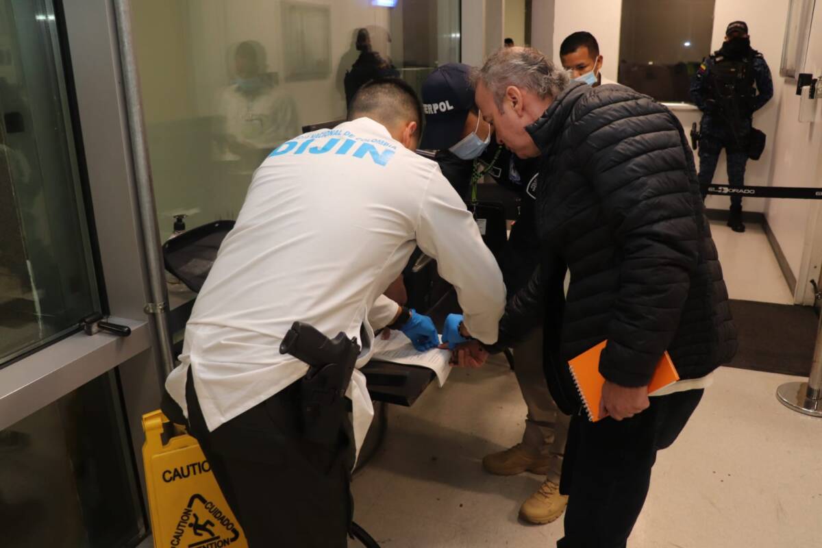 Extraditan a la mano derecha de 'Chiquito malo' y a dos cabecillas del Clan del Golfo 2 Extraditan a la mano derecha de 'Chiquito malo' y a dos cabecillas del Clan del Golfo En la mañana de este jueves fueron extraditados a Estados Unidos tres cabecillas narcotraficantes del Clan del Golfo, incluido Jorge Eliécer Castaño Toro alias ‘Plástico, mano derecha de ‘Chiquito Malo’.