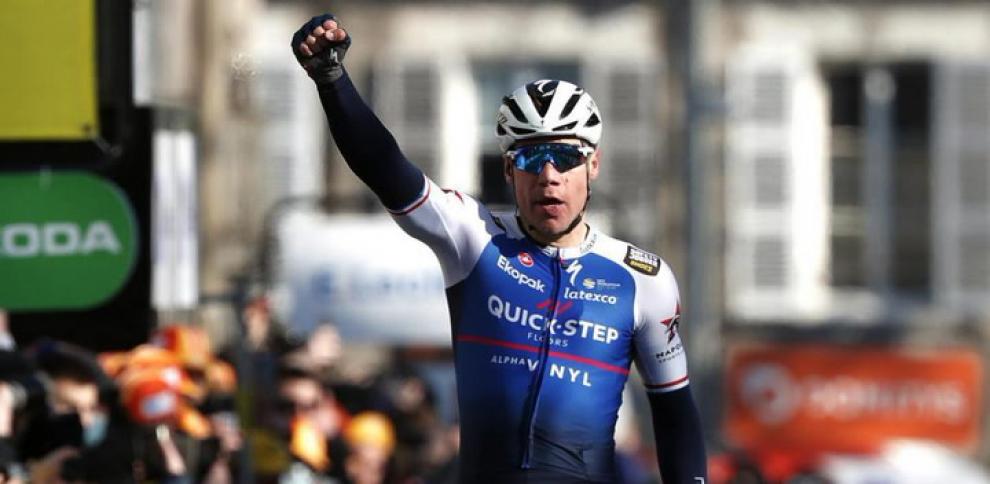 Fabio Jakobsen ganó la segunda etapa del Tour de Francia El neerlandés Fabio Jakobsen (Quick-Step) se impuso al esprint este sábado en la segunda etapa del&nbsp;Tour&nbsp;de&nbsp;Francia, en Nyborg, después del paso por el monumental puente que une dos islas de Dinamarca.