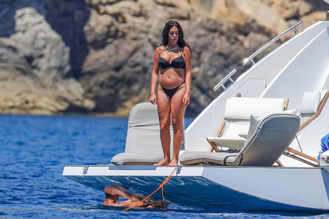 Critican a Georgina Rodríguez por fotos que le tomaron desprevenida en bikini  Georgina Rodríguez, la pareja del futbolista Cristiano Ronaldo, dio a luz a 2 gemelos hace apenas 3 meses y uno de ellos falleció después del parto. Pese a ese momento complejo que ha tenido que atravesar, la española ha tratado de continuar su vida al lado de su familia y con sus 5 hijos.