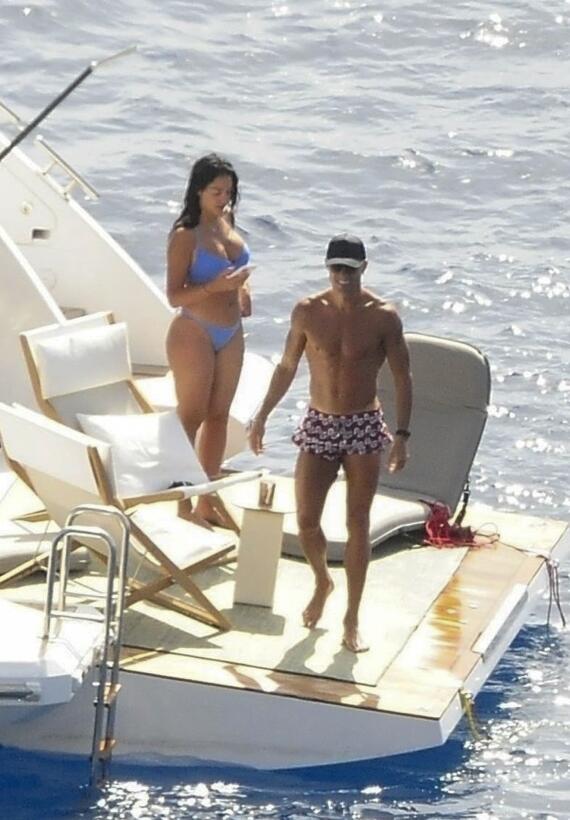 Critican a Georgina Rodríguez por fotos que le tomaron desprevenida en bikini  Georgina Rodríguez, la pareja del futbolista Cristiano Ronaldo, dio a luz a 2 gemelos hace apenas 3 meses y uno de ellos falleció después del parto. Pese a ese momento complejo que ha tenido que atravesar, la española ha tratado de continuar su vida al lado de su familia y con sus 5 hijos.