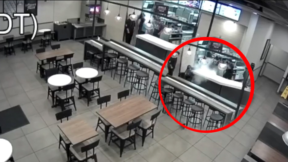 Gerente de restaurante le tiró agua caliente a clientes que criticaron su comida Un terrible hecho se presentó en un restaurante cuando una mujer y su sobrina de 16 años terminaron quemadas con agua hirviendo luego de que la gerente las agrediera por quejarse de la comida.