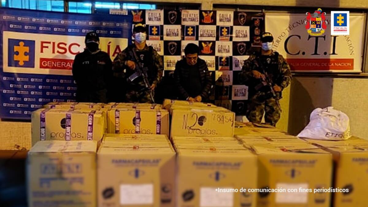 Golpe a red que fabricaba y comercializaba supuestos productos naturales En las últimas horas la Fiscalía General de la Nación, en operativos realizados en tres regiones del país dejó al descubierto una red ilegal que se dedicaba a la fabricación, distribución y comercialización de supuestos productos naturales o suplementos dietarios.