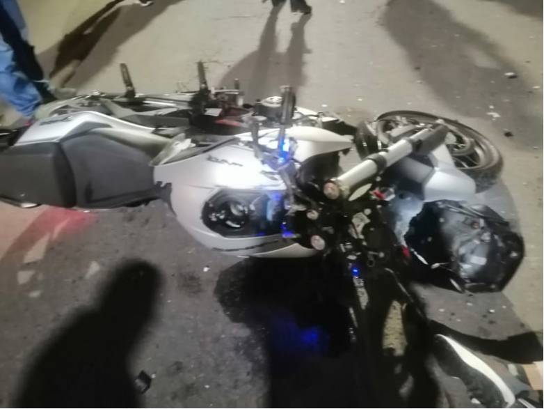 Grave accidente dejó dos jóvenes muertos en Bosa Un fatal accidente de tránsito se presentó la madrugada de ayer en la localidad de Bosa. Un par de amigos, que se movilizaban en una motocicleta, perdieron el control del vehículo y se estrellaron contra una pared, al parecer, por exceso de velocidad.