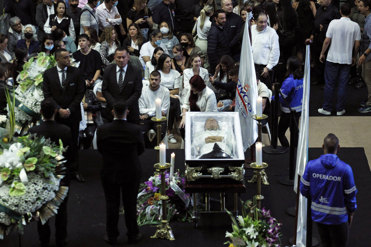 Familia de Darío Gómez definió detalles de su sepelio Luego de 26 horas en cámara ardiente en el coliseo Yesid Santos, finalizó el homenaje que le ofreció la ciudadanía a Darío Gómez, rodeado por amigos y artistas que cantaron durante horas los éxitos que convirtieron en leyenda al conocido en el país como el Rey del Despecho.