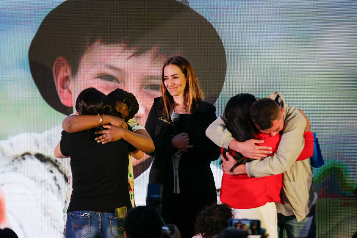 Icbf abrió convocatoria para encontrar 500 nuevos hogares sustitutos 3 Icbf abrió convocatoria para encontrar 500 nuevos hogares sustitutos El Instituto Colombiano de Bienestar Familiar (ICBF), en cabeza de su directora Lina María Arbeláez, realizó el lanzamiento de la campaña ‘Mi Hogar Abre las Puertas’, para encontrar a 500 nuevas familias que deseen acoger, cuidar y proteger temporalmente en sus hogares a niños, niñas o adolescentes a los que les han vulnerado sus derechos. Con esta convocatoria se espera poder beneficiar a más de 1.500 niños, niñas o adolescentes.