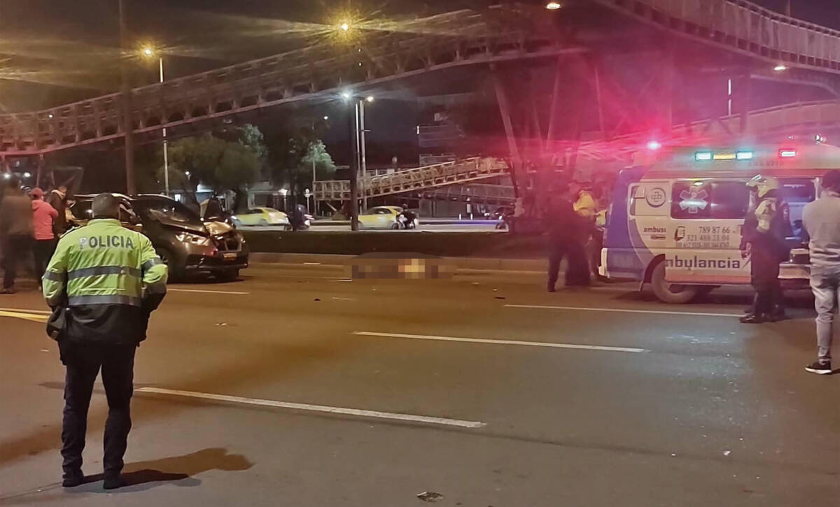 Imprudente peatón murió arrollado cuando trataba de cruzar la avenida de las Américas Un hombre que trataba de cruzar la avenida Las Américas, a la altura de la carrera 69, por debajo del puente peatonal, terminó arrollado por un vehículo particular que iba transitando.