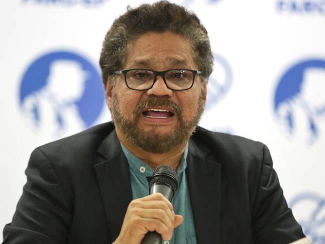 Comisionado de paz asegura que Iván Márquez está vivo y quiere negociar Alias Iván Márquez, jefe disidente de la Segunda Marquetalia, está con vida y quiere negociar en la convocatoria de la paz total que ha hecho el gobierno de Gustavo Petro. El comisionado de paz, Danilo Rueda, confirmó que ya sostuvo una reunión con el grupo ilegal y que pronto adelantaría más detalles.