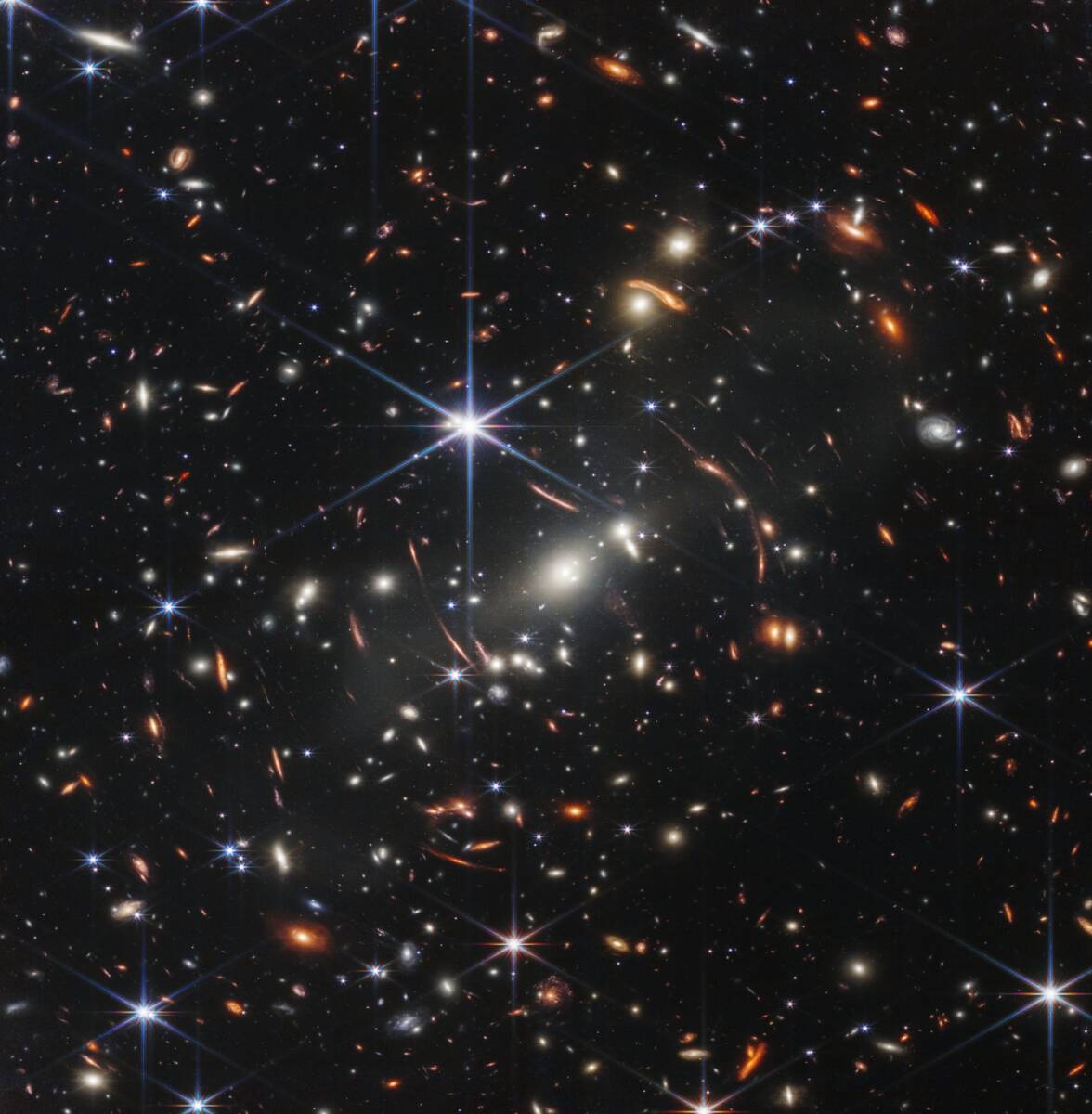 Esta es la imagen más profunda del universo revelada por la Nasa El Telescopio Espacial James Webb, el más potente puesto en órbita, reveló este lunes la "imagen infrarroja más profunda y nítida del universo primitivo", apuntando unos 13.000 millones de años hacia atrás, dijo la&nbsp;NASA.&nbsp;