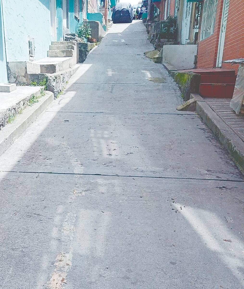 Joven de 19 años fue baleado en Ciudad Bolívar Vecinos del barrio Compartir, en Ciudad Bolívar, fueron sorprendidos a muy tempranas horas de ayer por el eco de varios balazos que retumbaron en sus casas poco antes de las 7 de la mañana. “Madrugaron a causar tristezas”, comentó un vecino del barrio, quien atestiguó la triste escena en la que familiares y conocidos de un joven que fue baleado, asumían su muerte.