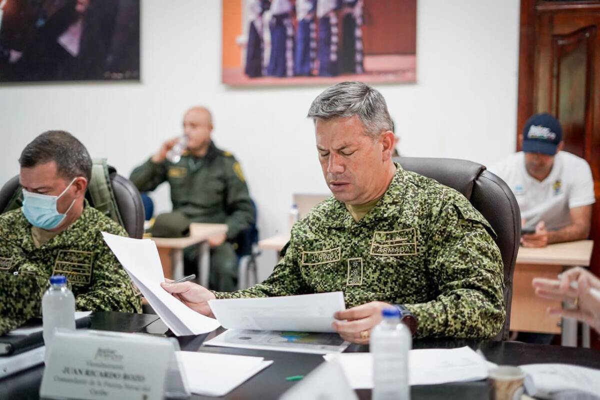 Gustavo Petro quiere una cúpula militar que sea Pro-Paz 5 Gustavo Petro quiere una cúpula militar que sea Pro-Paz Antes de su posesión, el presidente electo, Gustavo Petro, ha tenido que sortear los rumores frente a lo que se viene en materia militar, y uno de ellos es que al momento en el que tome la banda presidencial, le renunciaría la actual cúpula militar.