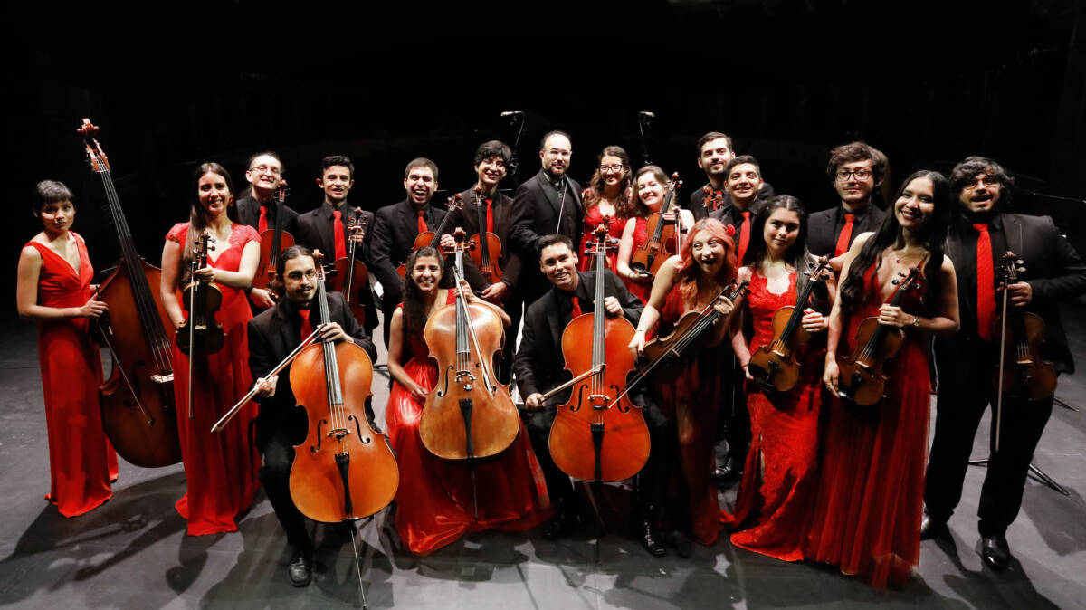 La Orquesta Filarmónica Juvenil anuncia su primera gira internacional La Orquesta Filarmónica Juvenil de Cámara, una de las agrupaciones juveniles de la Filarmónica de Bogotá, dirigida por el maestro Leonardo Federico Hoyos estará por primera vez de gira por cinco ciudades europeas entre las que se encuentran Bologna, Trento, Rovereto, Perugia y Asís.