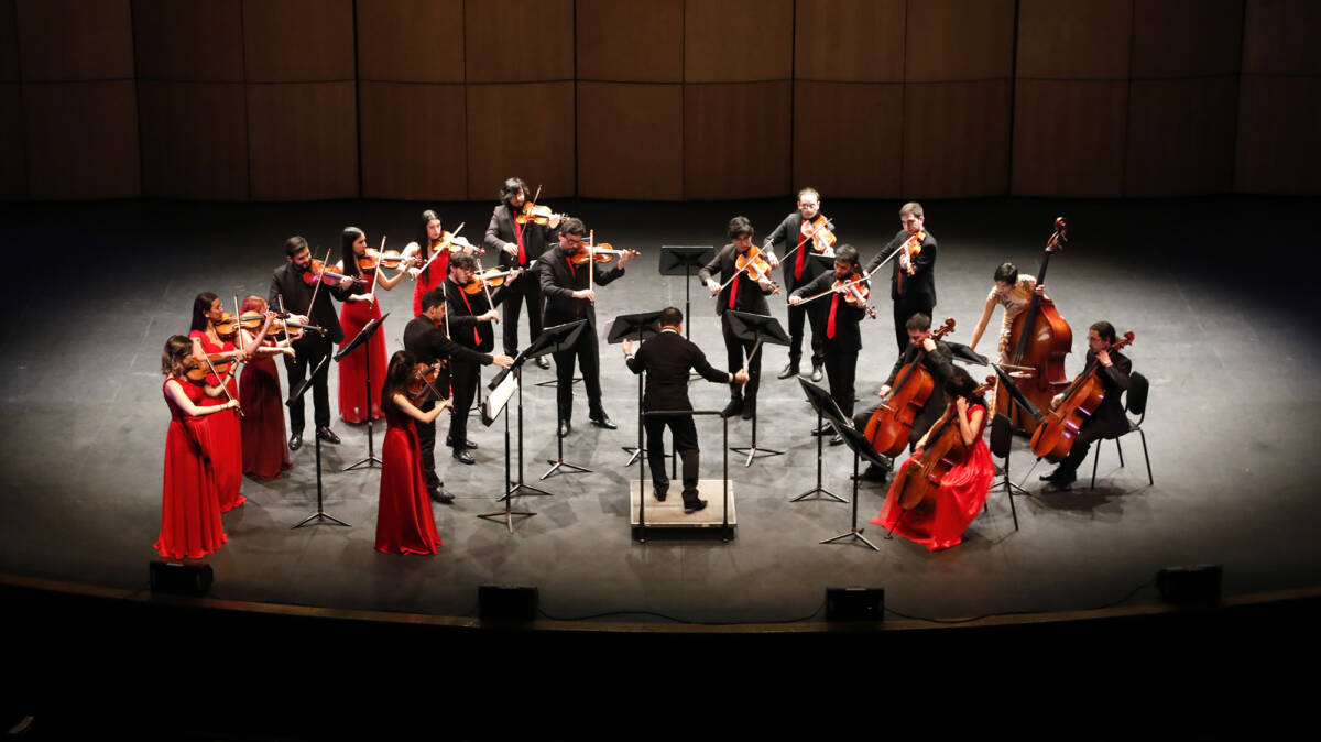 La Orquesta Filarmónica Juvenil anuncia su primera gira internacional La Orquesta Filarmónica Juvenil de Cámara, una de las agrupaciones juveniles de la Filarmónica de Bogotá, dirigida por el maestro Leonardo Federico Hoyos estará por primera vez de gira por cinco ciudades europeas entre las que se encuentran Bologna, Trento, Rovereto, Perugia y Asís.