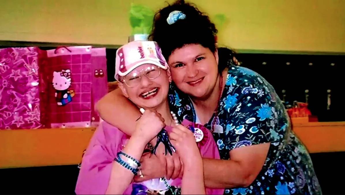 La mujer que mató a su mamá porque le hizo creer que estaba enferma Según un reporte que tenía la policía, Rose padecía de leucemia, necesitaba silla de ruedas y requería de una sonda para alimentarse. Incluso, actuaba como una niña de 7 años. Sin embargo, cuando la encontraron luego de cometer el crimen, Gypsy Rose, estaba en perfectas condiciones, hasta podía caminar.