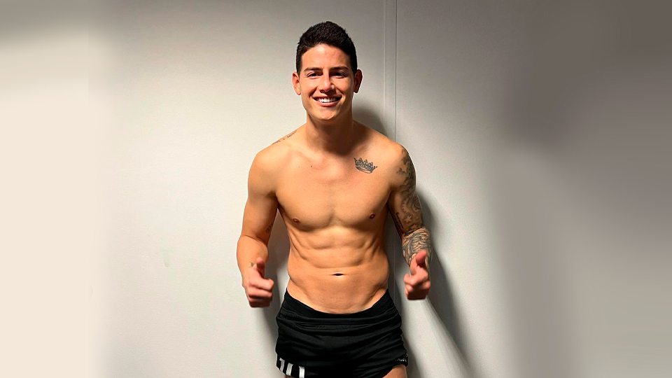 La sexy foto de James que puso a suspirar a sus fans El jugador de fútbol James Rodríguez está dando de qué hablar, y aunque su juego despierta amores y odios entre los seguidores del balompié, en esta oportunidad esto no es lo que lo tiene en boca de sus fans.