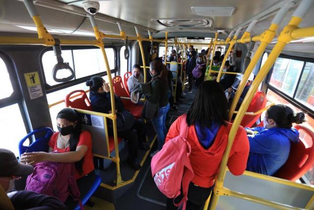 Capturan a 3 sujetos señalados de acoso sexual en TransMilenio La policía de Bogotá ha implementado un frente de seguridad para cuidar la integridad de las mujeres al momento de abordar el sistema de transporte TransMilenio, es así como se logró la captura de 3 sujetos señalados de acosar sexualmente a las usuarias.