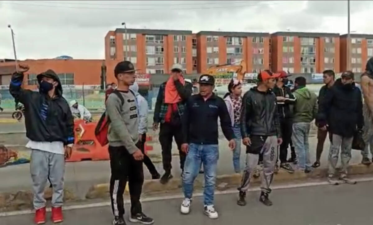 Las exigencias de los bicitaxistas y mototaxistas a la alcaldesa 3 Las exigencias de los bicitaxistas y mototaxistas a la alcaldesa En la mañana de este jueves los mototaxistas y bicitaxistas salieron a las calles a manifestar su inconformidad con el anuncio que hizo la alcaldesa de Bogotá, Claudia López, en medio de una rueda de prensa que se llevó a cabo en la localidad de Bosa, en la que ordenó a la Policía Metropolitana de la capital sacar de las calles a los mototaxis y bicitaxis que no están regulados por el Ministerio de Transporte, es decir, aquellos que usan gasolina y motor, argumentando que ya había suficientes rutas de SITP y no se requería de estos servicios de transporte.