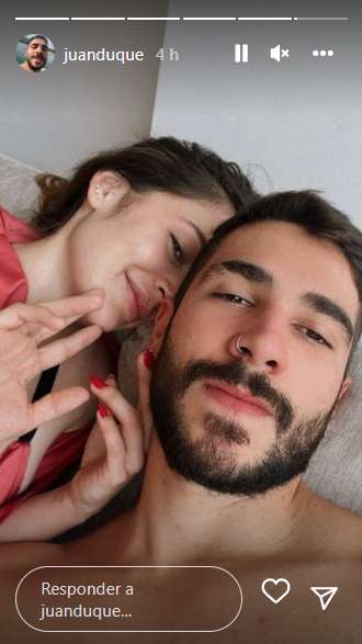 Lina Tejeiro le respondió a Yina Calderón 1 Lina Tejeiro le respondió a Yina Calderón Lina Tejeiro no se quedó callada ante las críticas que hizo Yina Calderón sobre su novio, el cantante Juan Duque, y mediante sus historias le respondió de manera indirecta.