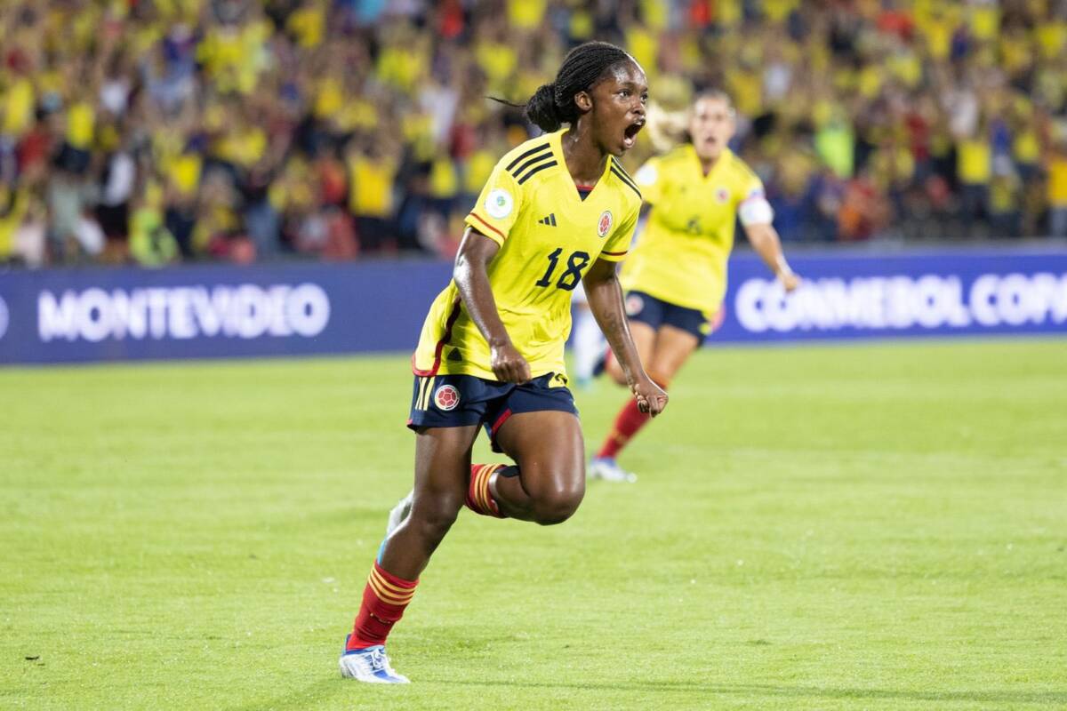 Las ‘Superpoderosas’: a la final de la Copa América Femenina 1 Las ‘Superpoderosas’: a la final de la Copa América Femenina Luego de 90 minutos de buen futbol y una tensión constante de principio a fin, en el estadio Alfonso López de Bucaramanga, la Selección Colombia superó a la escuadra argentina y se clasificó a la final de la tan anhelada Copa América Femenina.