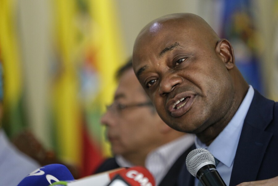 Luis Gilberto Murillo es el próximo embajador de Colombia en EE.UU 1 Luis Gilberto Murillo es el próximo embajador de Colombia en EE.UU El presidente electo continúa anunciando la conformación de su Gobierno. Por medio de su cuenta de Twitter, el mandatario anunció que el excandidato vicepresidencial Luis Gilberto Murillo será el próximo embajador de Colombia en Estados Unidos.