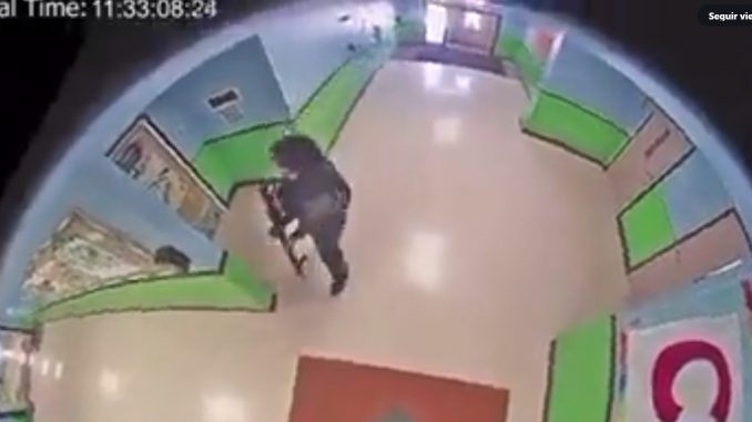 Revelan video de la aterradora matanza en escuela de Texas Luego que se conociera en las últimas horas el video de la aterradora matanza en una escuela en Texas, Estados Unidos, quedó en entredicho el accionar de la Policía en el caso en el que perdieron la vida 19 niños y 2 maestras.