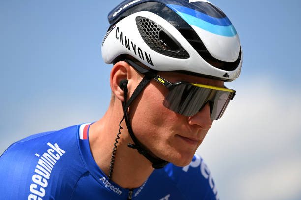 El neerlandés Mathieu Van der Poel abandona el Tour de Francia 7 El neerlandés Mathieu Van der Poel abandona el Tour de Francia El neerlandés Mathieu Van der Poel abandonó este miércoles el Tour de Francia, hacia la mitad de la undécima etapa del Tour de Francia, con final en el Col du Granon.