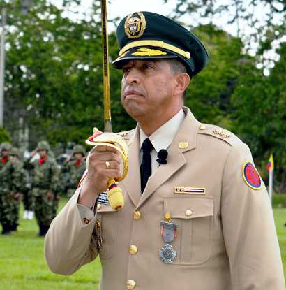 Gustavo Petro quiere una cúpula militar que sea Pro-Paz 3 Gustavo Petro quiere una cúpula militar que sea Pro-Paz Antes de su posesión, el presidente electo, Gustavo Petro, ha tenido que sortear los rumores frente a lo que se viene en materia militar, y uno de ellos es que al momento en el que tome la banda presidencial, le renunciaría la actual cúpula militar.