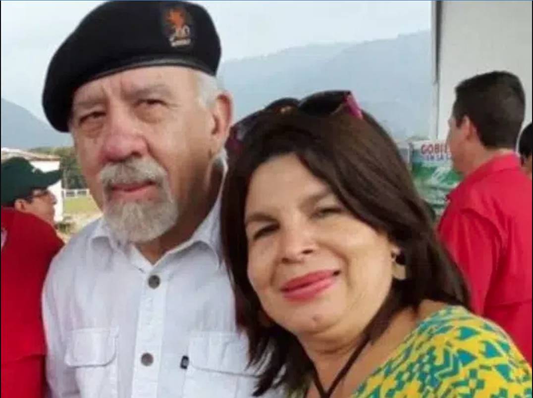 Esposa de político asesinado confesó su participación en el crimen 1 Esposa de político asesinado confesó su participación en el crimen El crimen del político venezolano Carlos Lanz ha causado conmoción a nivel nacional e internacional, pues desapareció desde el 8 de agosto del 2020 y hasta el pasado 6 de julio hallaron rastros de su sangre en un finca del estado de Cojedes (en Venezuela). Sin embargo, se desconoce aún el paradero de su cuerpo.
