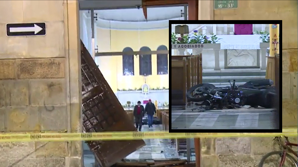 Motociclista chocó contra iglesia en el Restrepo Durante las horas de la madrugada de este martes se presentó un fuerte accidente. Un motociclista que iba a gran velocidad chocó contra la puerta de la iglesia de La Valvanera, ubicada en el barrio Restrepo, en la localidad de Antonio Nariño.