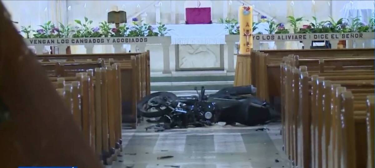 Motociclista chocó contra iglesia en el Restrepo Durante las horas de la madrugada de este martes se presentó un fuerte accidente. Un motociclista que iba a gran velocidad chocó contra la puerta de la iglesia de La Valvanera, ubicada en el barrio Restrepo, en la localidad de Antonio Nariño.