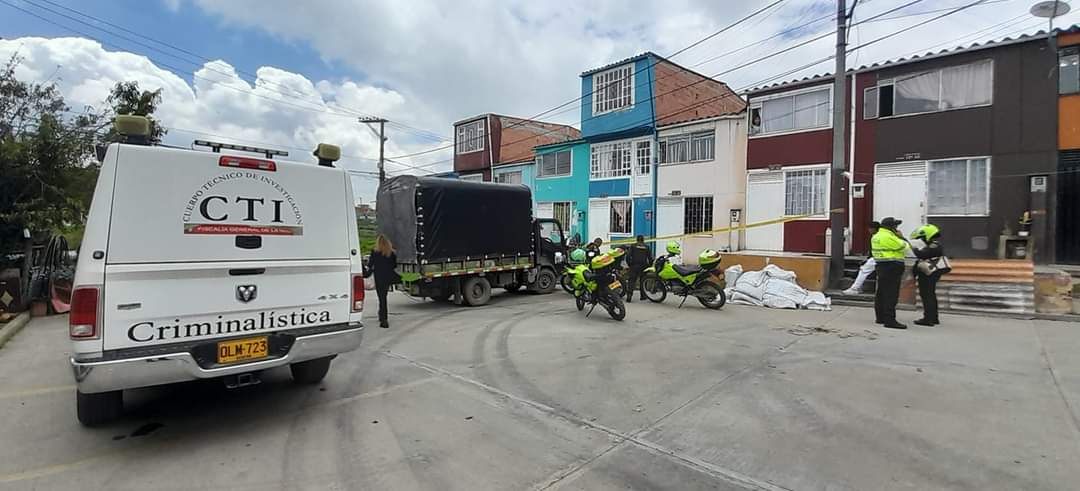 Mujer asesinó a su pareja de seis puñaladas en Soacha Amanecía ayer en la cumbre del barrio Quintas de Santa Ana, en el vecino municipio de Soacha, y varios vecinos se encontraban todavía departiendo, entre ellos una pareja que habitaba una pequeña casa del barrio, frente a la cual se acabaron peleando casi a muerte.
