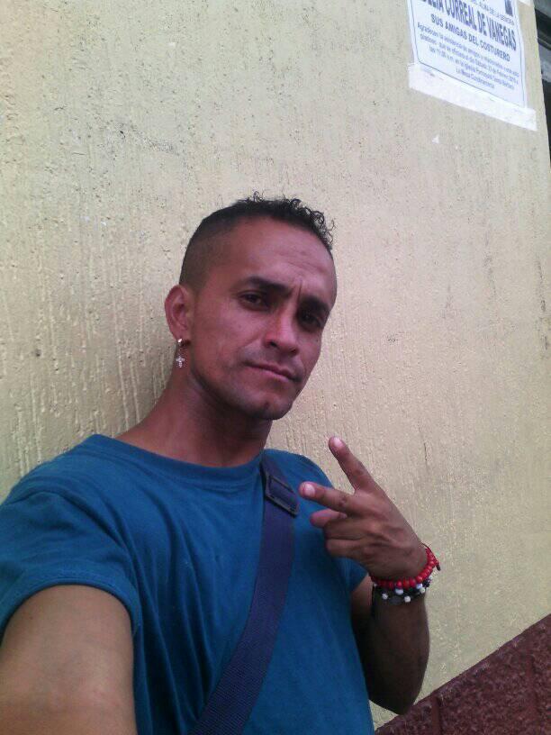 Mujer asesinó a su pareja de seis puñaladas en Soacha Amanecía ayer en la cumbre del barrio Quintas de Santa Ana, en el vecino municipio de Soacha, y varios vecinos se encontraban todavía departiendo, entre ellos una pareja que habitaba una pequeña casa del barrio, frente a la cual se acabaron peleando casi a muerte.