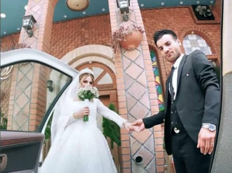 Mujer es asesinada el día de su boda por un invitado Mahvash Leghaei, una joven de 24 años, fue asesinada el día que llegó al altar y se casó con el amor de su vida. El lamentable hecho, que ocurrió en Firuzabad (Irán), tiene conmocionados a sus habitantes.