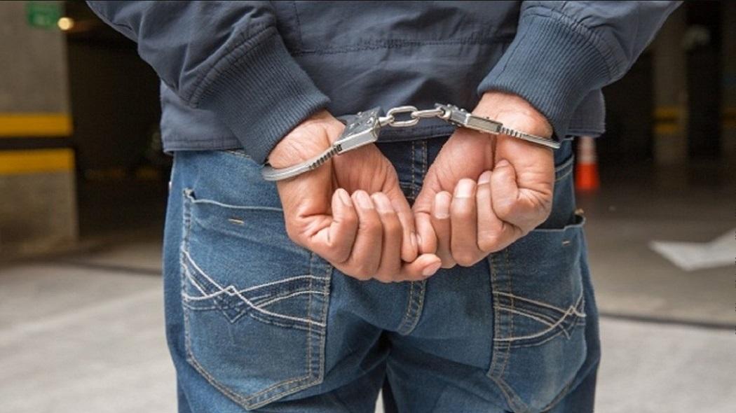 Mujeres se enfrentaron a pillo que intentó robarlas en Teusaquillo A pesar de eso, las mujeres de manera valiente se enfrentaron al pillo y empezaron a pedir ayuda. En medio del forcejeo el sujeto las golpeo, pero un taxista que transitaba por la zona se detuvo y juntos lograron dentarlo.