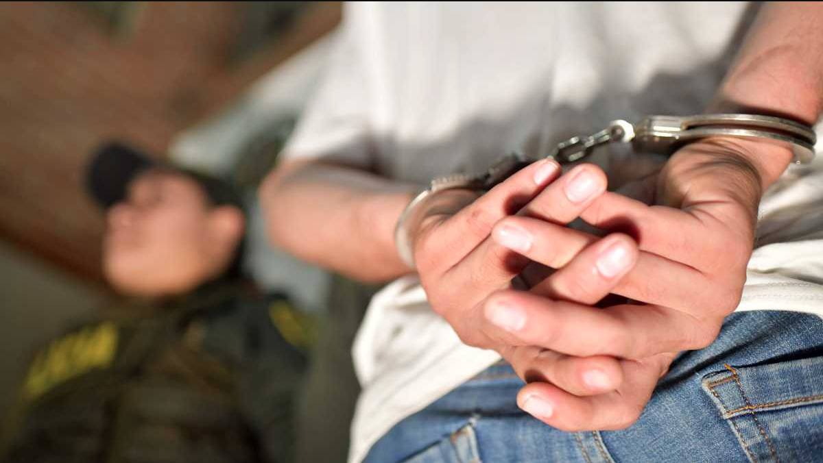 Mujeres se enfrentaron a pillo que intentó robarlas en Teusaquillo A pesar de eso, las mujeres de manera valiente se enfrentaron al pillo y empezaron a pedir ayuda. En medio del forcejeo el sujeto las golpeo, pero un taxista que transitaba por la zona se detuvo y juntos lograron dentarlo.