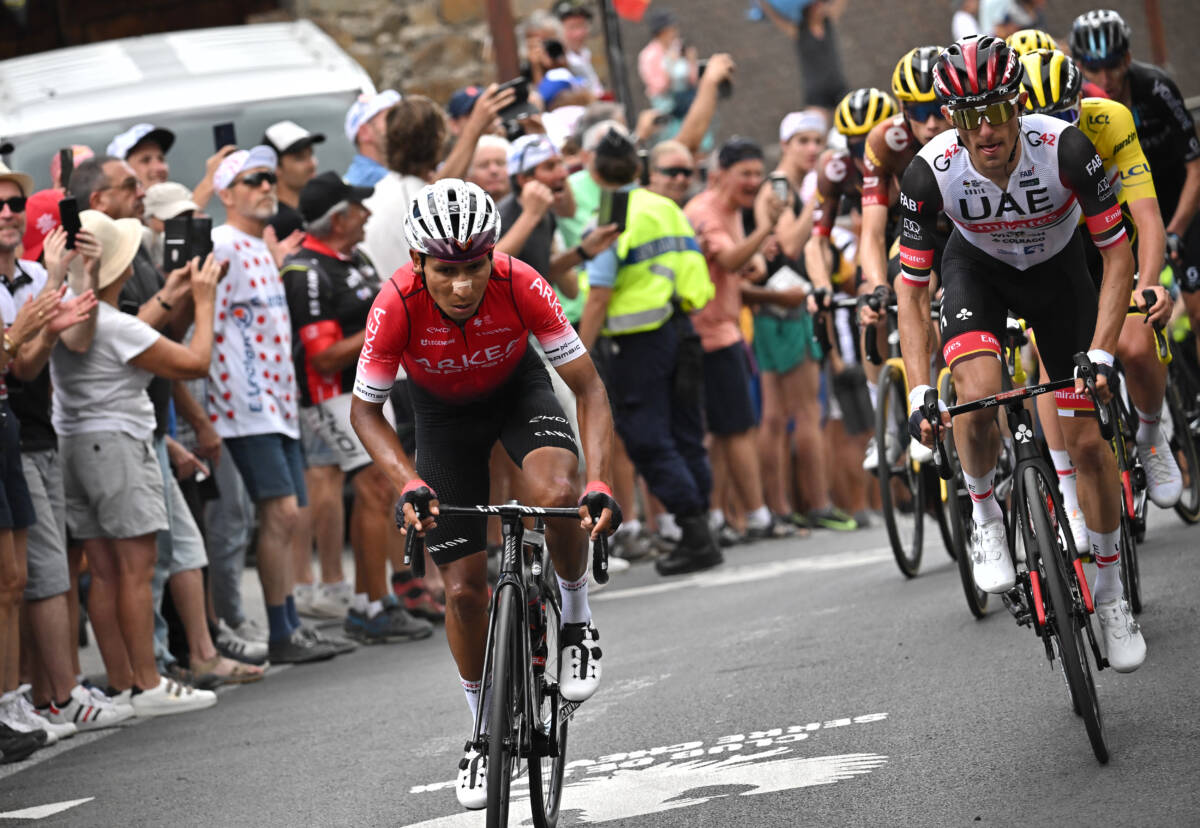 ¡Qué etapa de Nairo! Puso a sufrir a Pogacar y le sacó tiempo en el Tour 4 ¡Qué etapa de Nairo! Puso a sufrir a Pogacar y le sacó tiempo en el Tour Si hay una cacerra que inspira al ciclista colombiano Nairo Quintana, es el Tour de Francia. Muestra de esto fue la etapa 11, que se corrió este miércoles sobre 151.7 Km en el alto de Serre Cheverlier, en la que el el boyacense se fajó mostrando su calidad como escalador.