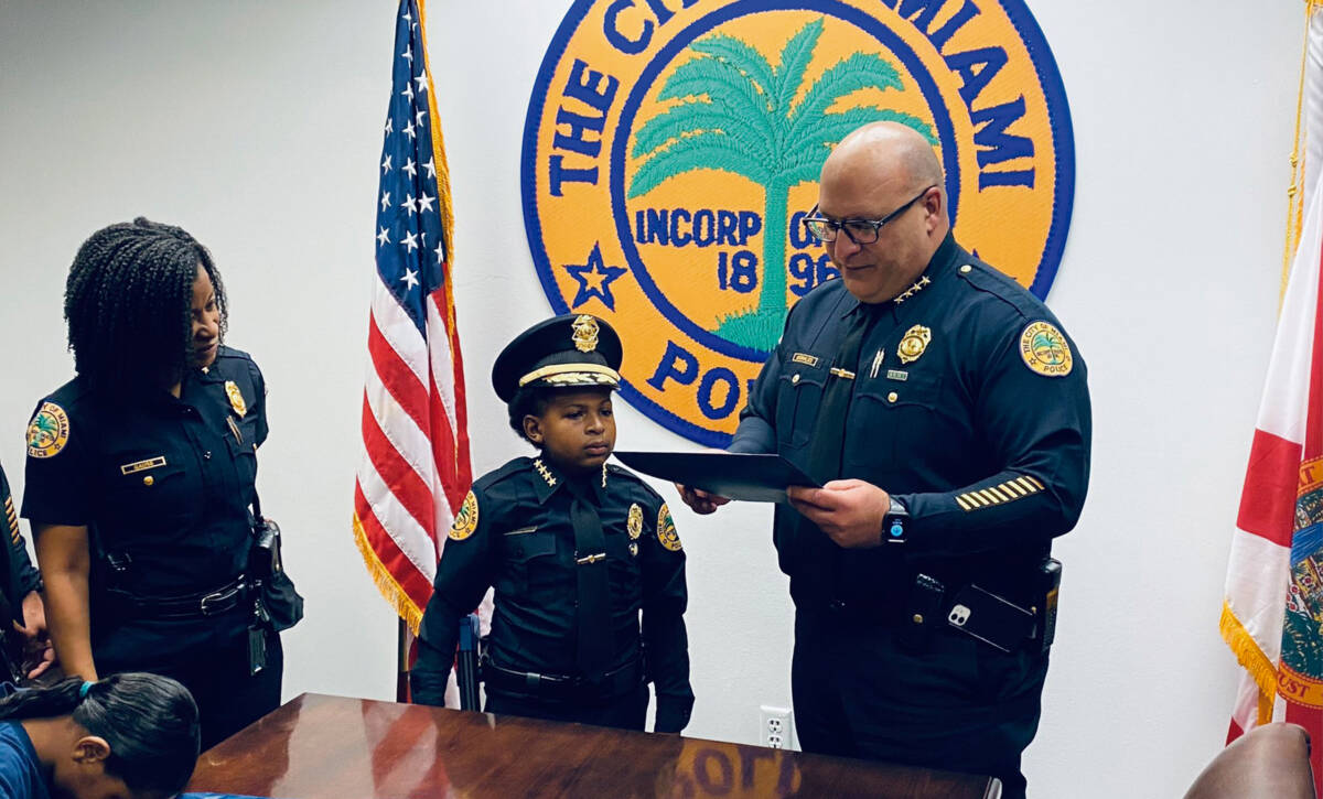 Niño con tumor cerebral cumple su sueño de ser Policía Con una historia llena de sentimiento y anhelos cumplidos, a un pequeño niño de tan solo 10 años con tumor en cerebro le hicieron realidad el sueño de convertirse en policía, a pesar de su corta edad.