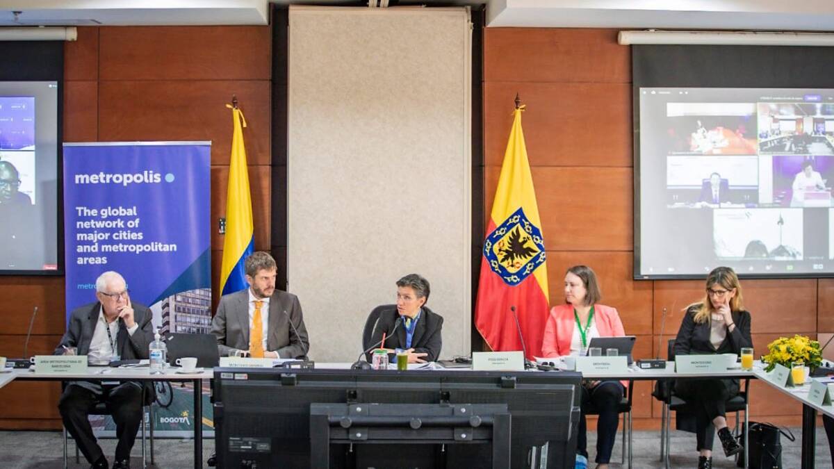 Nombran a Claudia López como presidenta de importante organización mundial La alcaldesa Claudia López fue designada como presidenta de Metrópolis, una organización que reúne a grandes ciudades y espacios metropolitanos, con 143 miembros en todo el mundo, donde se busca encontrar soluciones comunes a los retos en las ciudades.