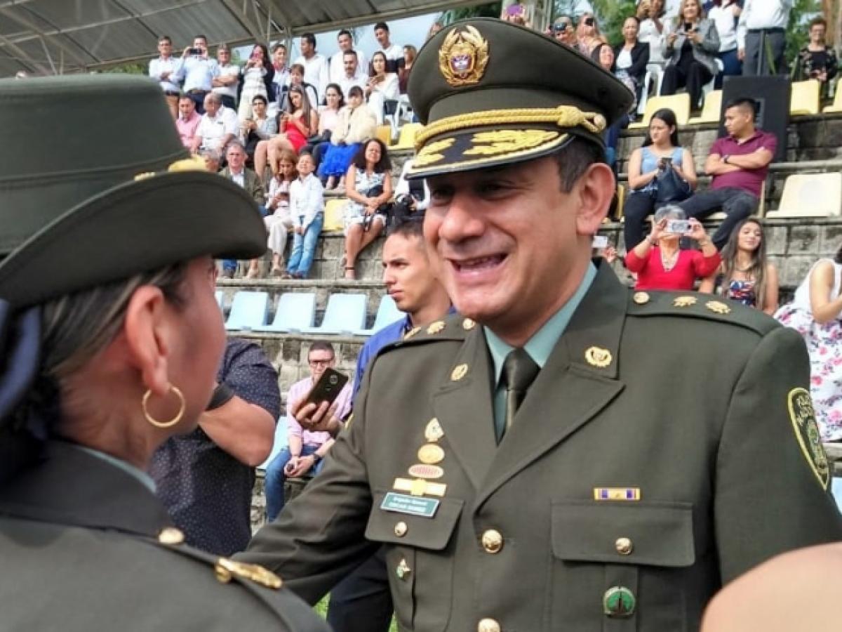 Gustavo Petro quiere una cúpula militar que sea Pro-Paz Antes de su posesión, el presidente electo, Gustavo Petro, ha tenido que sortear los rumores frente a lo que se viene en materia militar, y uno de ellos es que al momento en el que tome la banda presidencial, le renunciaría la actual cúpula militar.